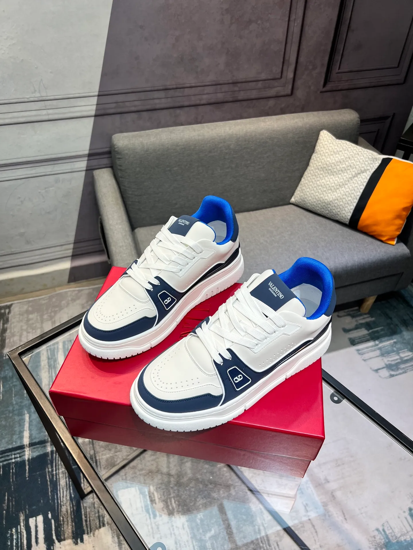Men's Men's Shoes 💰660 Valentino 2023 early autumn new star shoes are now online! Wang Hedi and Ren Jialun have been worn by many celebrities. Who can refuse the same couple shoes as Wang Hedi! The design of Stars Stab My Heart is cool and spicy. The material of the shoes is cowhide, and every color is beautiful! Size 35-40, men’s size 39-44 (women’s 41, men’s 38, 45🉑️customized)